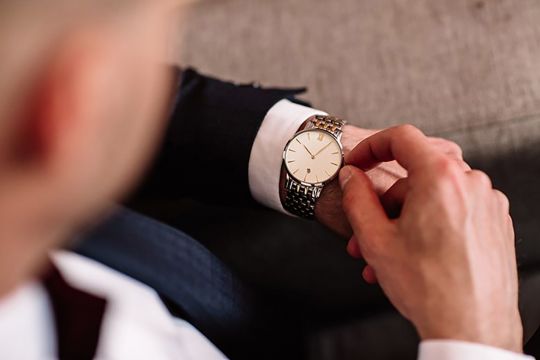 Jak nakręcić zegarek automatyczny i jak o niego dbać?